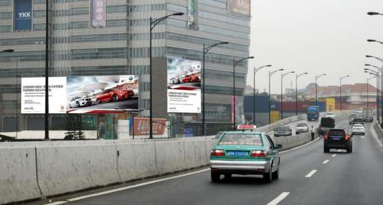 廣州機場高速三元里收費站旁龍頭市場大樓墻面廣告媒體